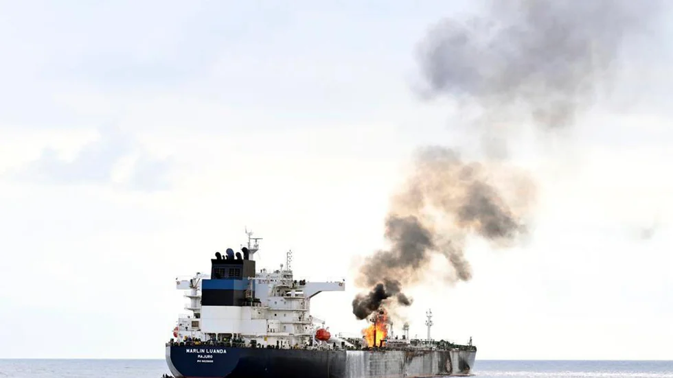 Tankern Marlin Luanda brinner efter att ha blivit attackerad av huthirebeller i Röda havet. Skribenten oroar sig för att Sverige ska bli indraget i konflikten.