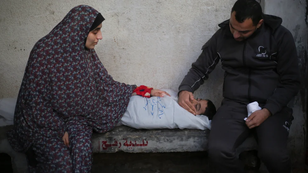 En palestinsk familj sörjer ett barn som dödats av Israels krigföring i Rafah i södra Gaza.