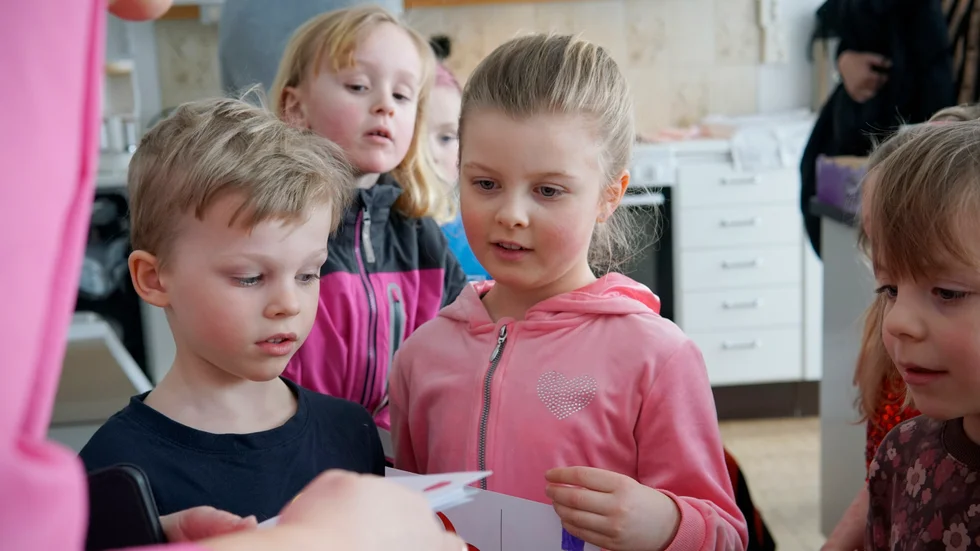 Innan det var dags att dela ut korten var det samling i Hattens personalrum. Ian Törnström och Hedda Schenström har fullt fokus på vykorten.