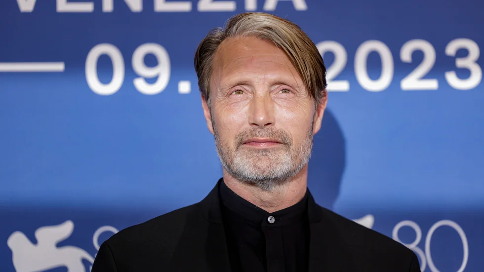 Mads Mikkelsen på filmfestivalen i Venedig där "Bastarden" premiärvisades förra året. Hans medspelare i filmen är Melina Hagberg, 10, från Knivsta.