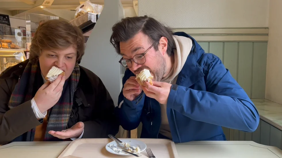 Semmelentusiasten Jonathan Törnstrand och tidningens reporter Johan Kindmark har begett sig ut i Eskilstuna för att testa olika semmelvarianter.