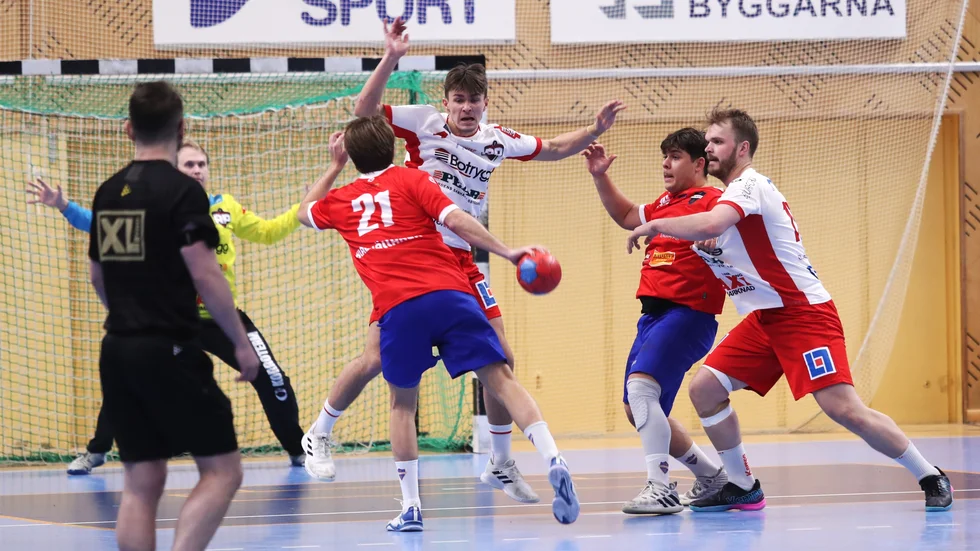Stängt i RP-försvaret i Sporthallen. Fiulip Nygren och Hannes Karlsson sätter stopp.