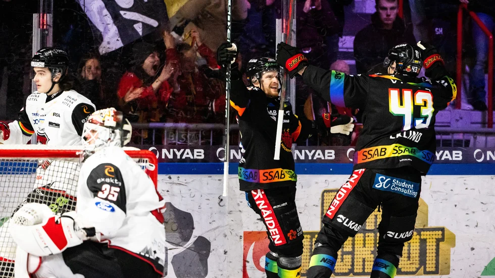 Brendan Shinnimin jublar tillsammans med Oscar Eklind efter Luleå Hockeys första mål. 