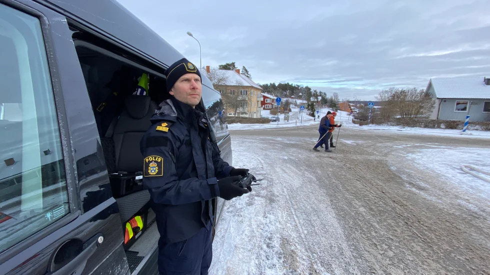 Kriminaltekniker Manne Johansson Snöman dokumenterar branden med hjälp av drönare. 