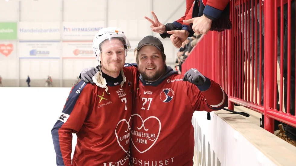 Hyllad och omkramad. Niklas Eriksson gjorde sin sista match i KVBS-tröjan och uppvaktades av supporterklubben genom Niclas Hagström efter segern mot Falun.