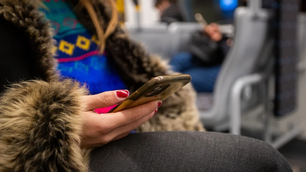 Drygt hälften av tjejerna i årskurs nio uppger att de har fått en dickpic skickad till sig under det senaste halvåret– motsvarande siffra för killar är sex procent. Det visar en enkät av Mittuniversitetet, som besvarades av drygt 1 200 elever i årskurs nio på skolor i Västernorrland.