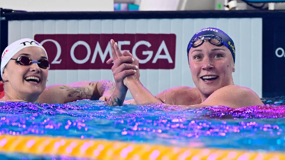 Sarah Sjöström, till höger, tog VM-guld på 50 meter fjäril.