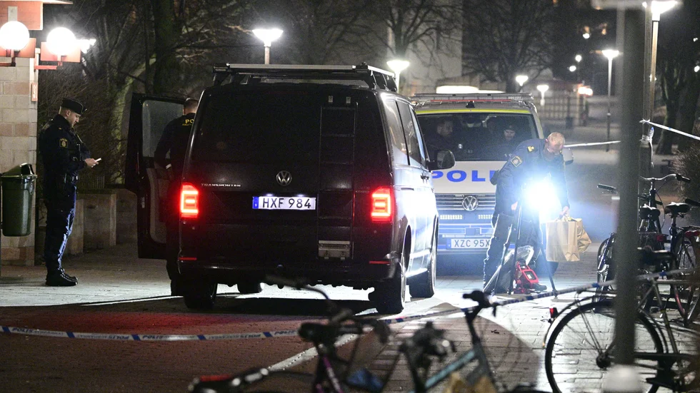 Polis och kriminaltekniker på plats vid den flerfamiljsfastighet där en man hittats död.
