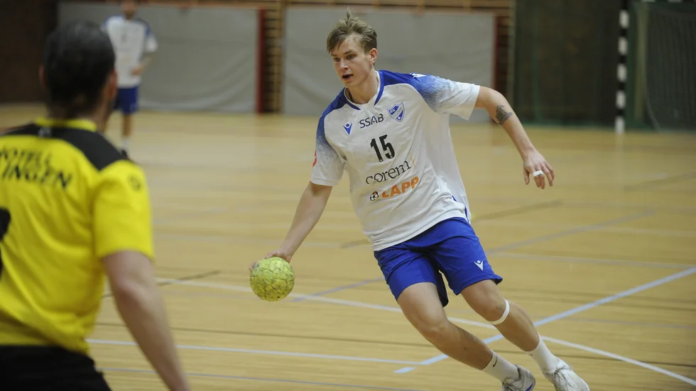 Isak Wolf utmanar Hultsfreds försvar. IFK vann matchen i Sporthallen på Ringvägen tämligen bekvämt.