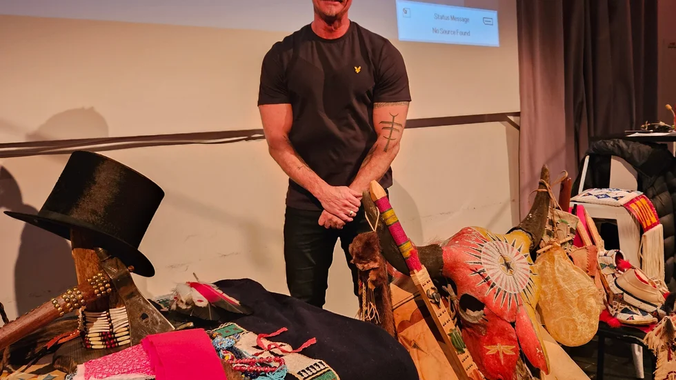Christer Lundin med flera föremål från Lakotaindianerna.