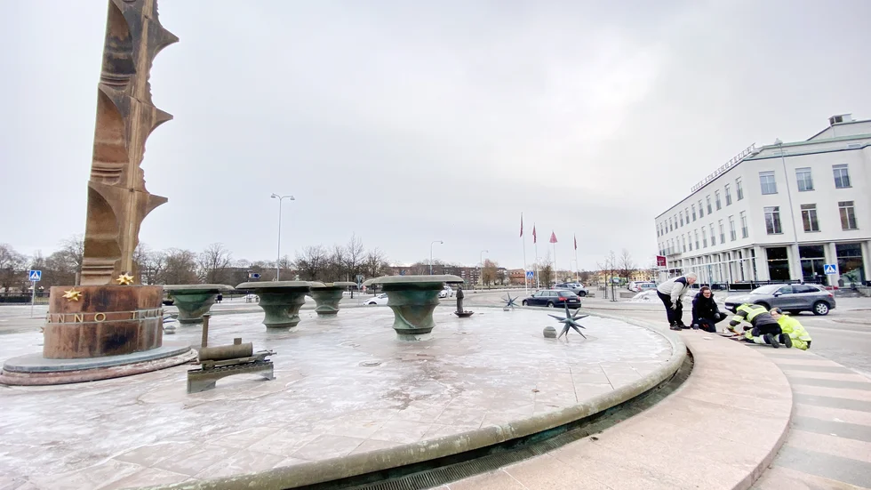 På fredagsförmiddagen arbetades det för fullt med belysningen till monumentet Profilen vid Nybroplan.