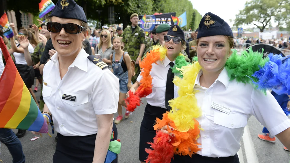 För den absoluta majoriteten av människor i Sverige är detta Försvarsmaktens deltagande i Pride helt okontroversiellt