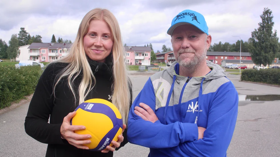 Malina Fransson och Tomas Bergqvist är två av de 240 spelarna och ledarna i Norsjö Volley som på olika sätt arbetar med Norsjö Beach.