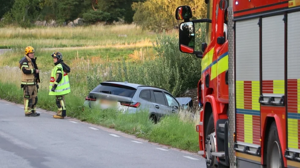 En personbil körde ner i diket vid länsväg 678 under söndagskvällen.