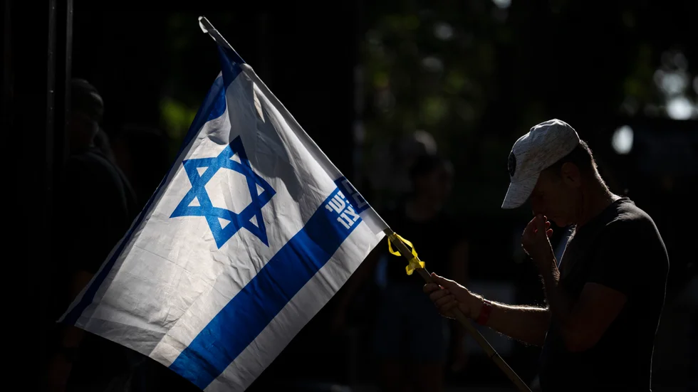 En begravning i Tel Aviv den 25 juli i år. Israelisk militär har tagit hem kropparna efter ytterligare fem människor som Hamas tog som gisslan den 7 oktober 2023 och som sedan mördades i Gaza.