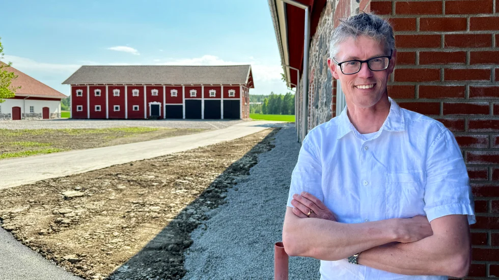 I september 2021 drabbades Säfstaholms gård av en omfattande brand. Nu står nya byggnader i gammal stil klara. Ägaren Magnus Carlsson berättar.