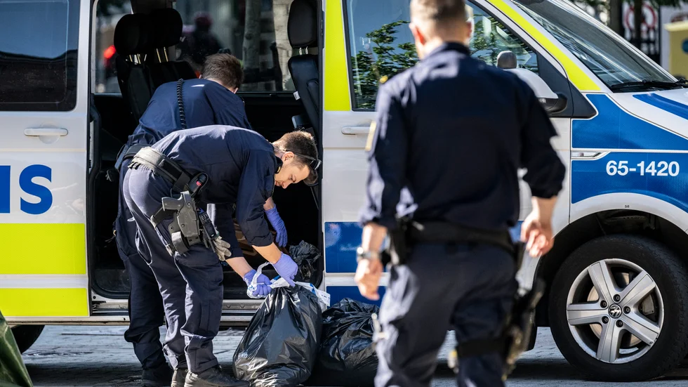 Polisen tar hand om en väska med en död hund som hittats i vattnet vid Krankajen vid hamnen i Malmö på onsdagen.