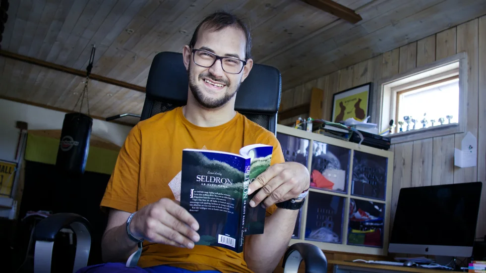 Zamuel Lauberg har skrivit sin första bok, fantasyromanen "Seldron är mitt namn".