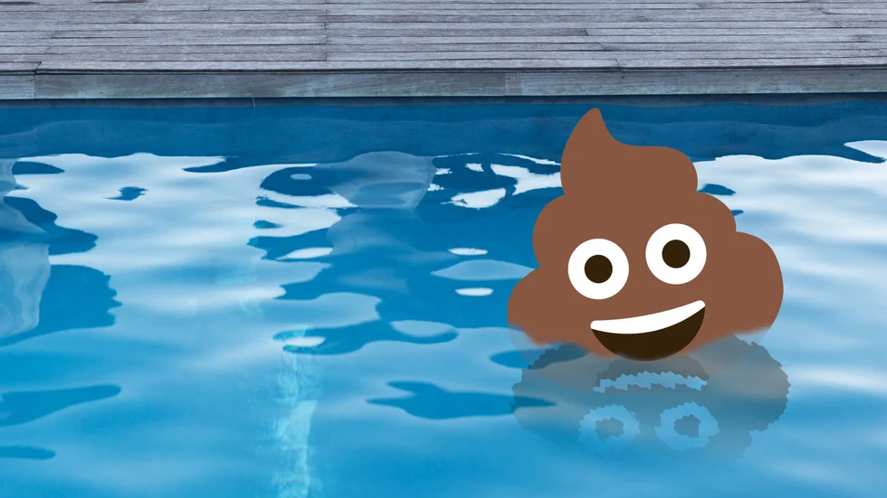 Det händer då och då men är inte jättevanligt att det förekommer bajs i vattnet både på Aronsbadet och Rånepoolen