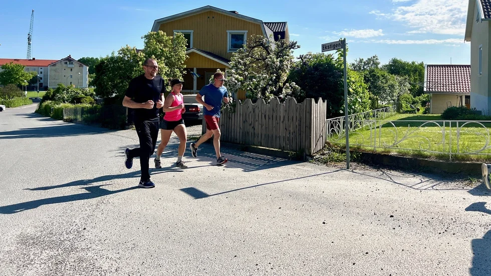 Cirka 20 anställda på Pfizer ska genomföra Strängnäs 500 på nationaldagen. Här testspringer några av dem milloppet. I svart syns nybörjaren Ulf Sandin.