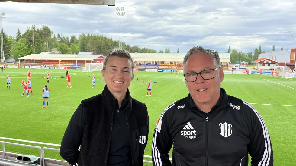 Piteå IF:s klubbchef Emelie Lövgren och sportchef Leif Strand är givetvis glada över beskedet att en ny arena anpassad för elitfotboll ska stå klar 2027.