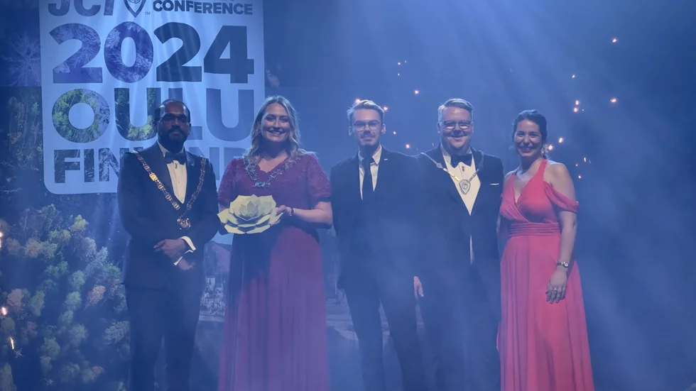 På bilden från vänster: Världspresident Mr. Kaveen Kumar K, Skellefteås lokalpresident Johanna Erström, Skellefteås vice lokalpresident William Gunnerud, Sveriges nationalpresident Kim Salsbring och Executive Vice President Manuela W. Weber.
