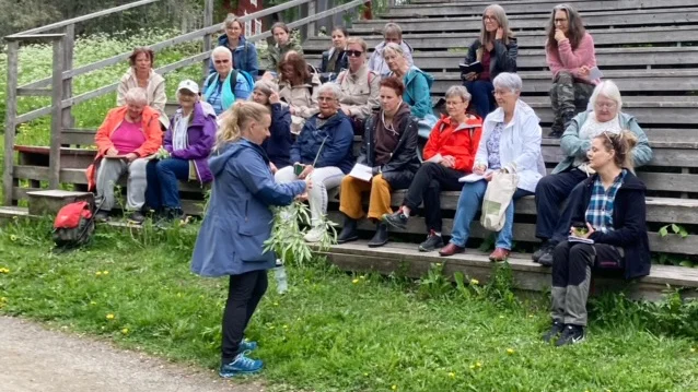 Alexandra De Paoli gjorde ett ovanligt besök i Skellefteå. Här en örtvandring på Nordanå.