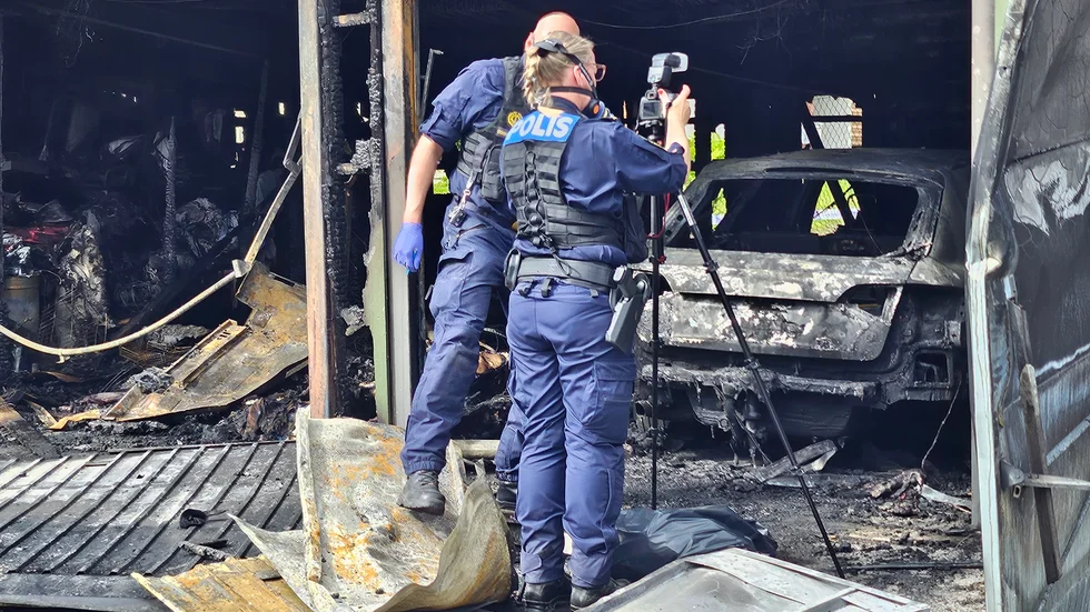 Polisens brottsplatstekniker dokumenterar platsen.