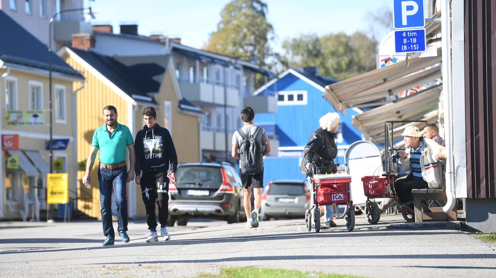 Samhälsservicen har försämrats och många har hamnat i utaförskap skriver politiker från Överkalix i en insändare.