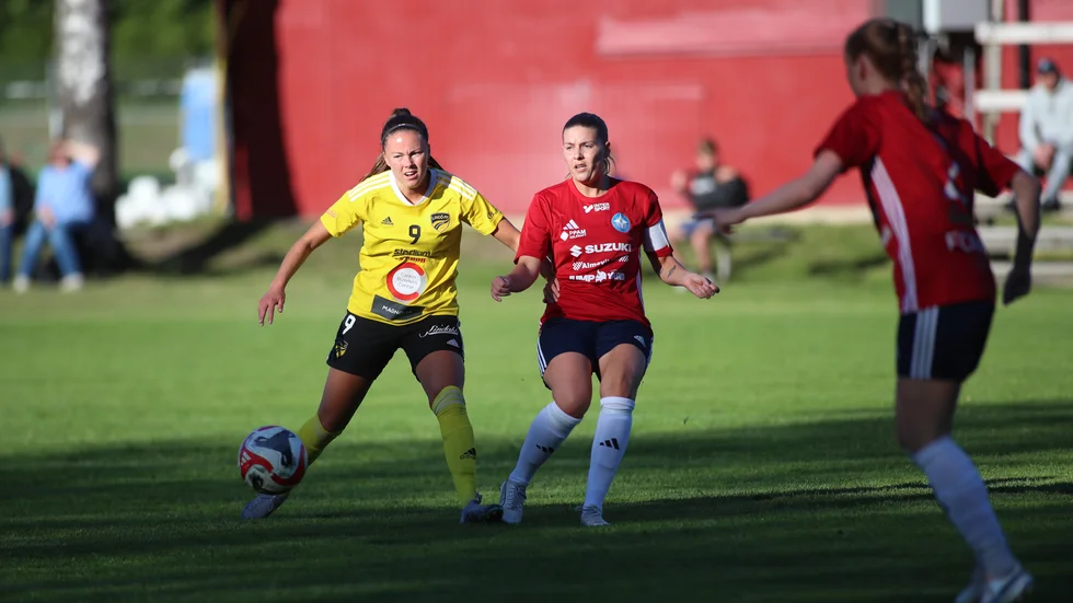 "En sjukt bra kämparinsats från hela laget. Det kanske inte är den finaste fotbollen som spelas i andra halvlek men vi sliter verkligen för varandra hela vägen och det är det som gör att vi vinner idag", säger Vreta Klosters Sofia Ek efter vinsten mot Lindö.