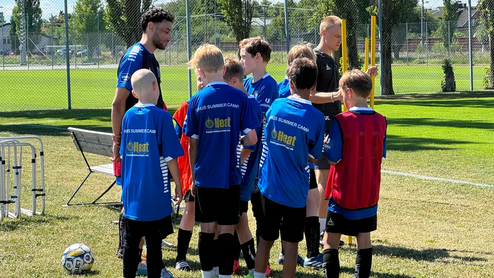 Joakim Persson tillsammans med barnen.