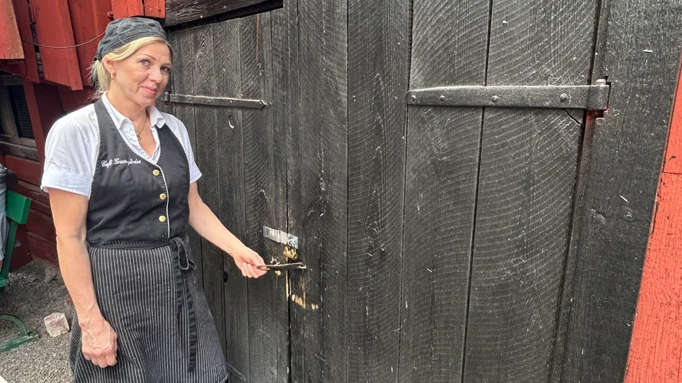Magdalena Bettoschi driver Grassagårdens café. I helgen bröt någon upp låsen till bodarna på innergården och stal matvaror.