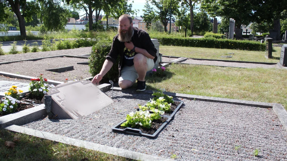 Mattias Kessén visar ett exempel på där en tidigare stående sten lagts ner. "Det är en möjlighet, men det måste passa och se vettigt ut. Det gör det här". Vill man måste man skicka in en ansökan.