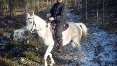 Rune Carlsson på fullblodsaraben Di Dah, som gillar Stormyrberget lika mycket som sin ryttare.