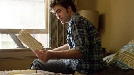 Ja, du ÄR snygg. En mycket självmedveten Robert Pattinson ("Twilight") är en stor del av den barlast som får "Remember me" att sjunka.
