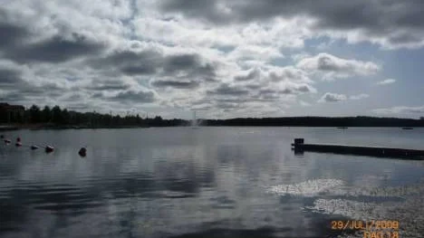 Bild från södra hamn. Molnen markerar ett annalkande regn.