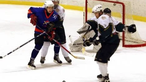 ÄIF hade det inte lätt när de tog emot Stil hockey på hemmais. Med 11 mål mot 1 blev förlusten stor och kommenterades av tränaren som "en riktig skitmatch".