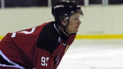 Johan Roth och hans lagkamrater i MG/Arvidsjaur Hockey är fokuserade, laddade och taggade inför lördagens seriefinal, när laget har chans att på hemmaplan säkra serieseger och en plats i hockeytvåan nästa säsong. (Arkivbild)