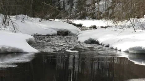 Stockforsälven som rinner ner till Piteälven har den 21 april börjat öppna sig och fylls med smältvatten, men än dröjer den riktiga vårfloden och bruset från forsande vatten.