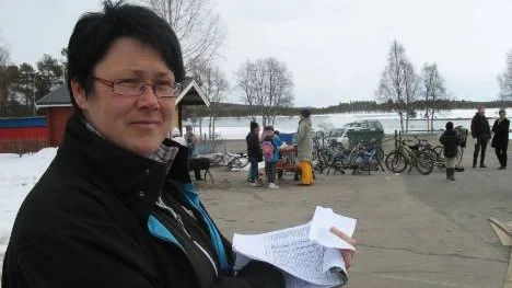 Anette Holmström på fritids i Arjeplog är i full färd med planering inför den 9 juni, när 500 svenska och norska barn ska träffas och sjunga allsång på gränsen. Det blir också uppträdande av Ola Svensson och Malin Reitan.
