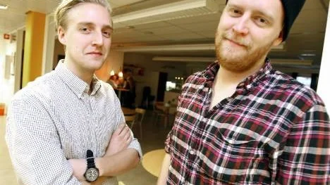 Bröderna Anders och Johan Rensfeldt från Movits är med i musikprojektet som inspiratörer. I går besökte de Älvåkraskolan för att få igång eleverna att skriva om sitt samhälle.