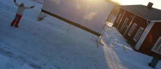 Utebio på bänkar av snö i februari