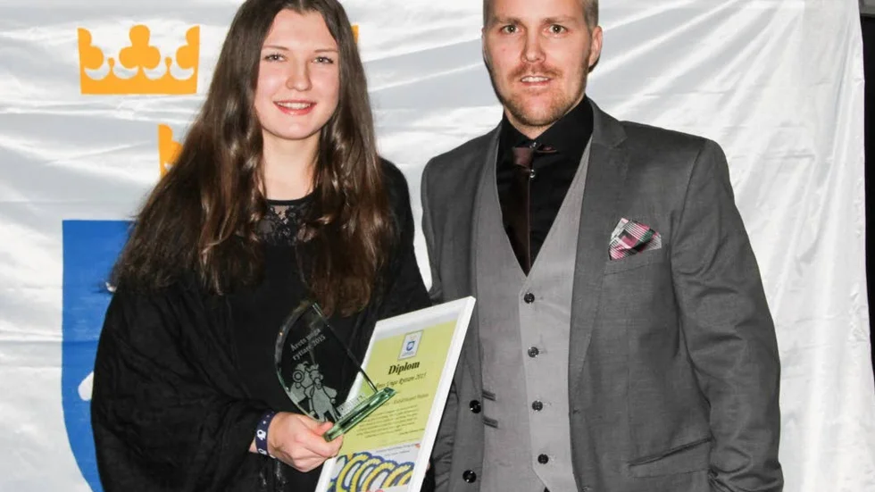 Prisad. Hannah Söderholm tog emot priset "Årets unga ryttare" av Norrbottens-Kurirens sportchef Jimmy Landström.