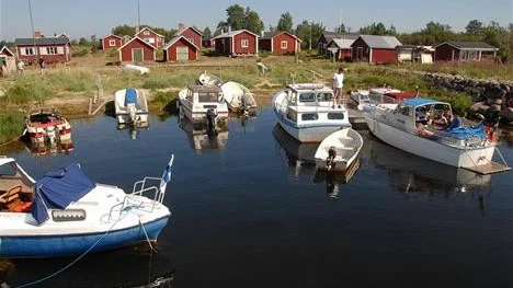 IGÅNG. Nu har arbetet med muddringen av Sandskärs hamn påbörjats.