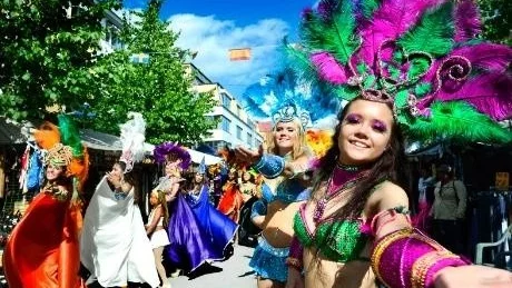 VILL HA EN UPPFÖLJARE. Ett sambadansande karnevalståg invigde den flrsta upplagan av Luleå hamnfestival. Nu hoppas arrangörerna att festivalen kan dansa vidare även nästa år.