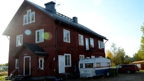 ÅTGÄRDER KRÄVS. Det gamla stationshuset i Nattavaara station, där många utländska bärplockare bott, måste nu åtgärdas brandsäkerhetsmässigt.