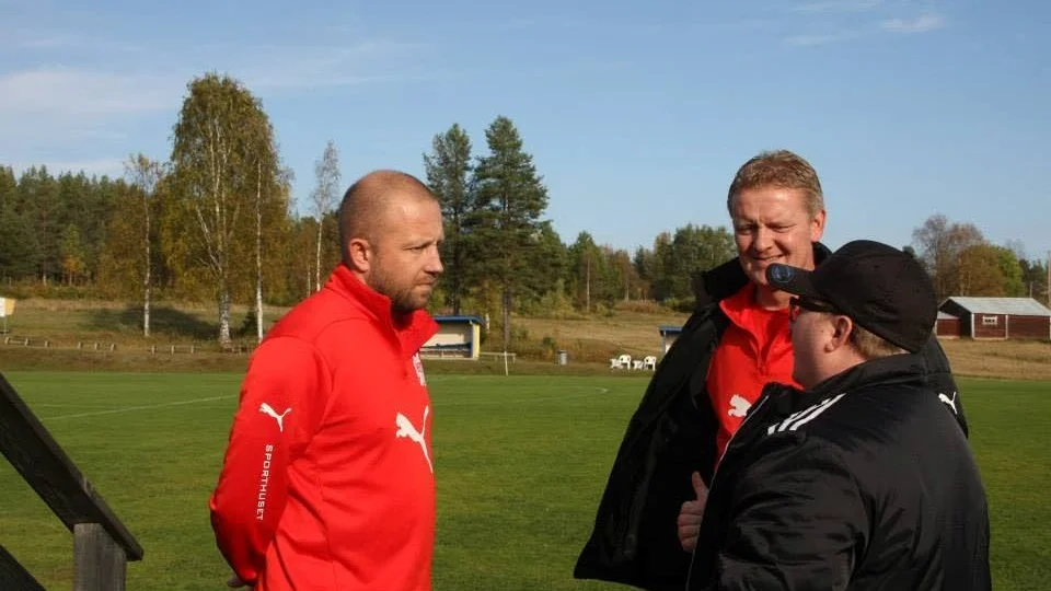 Avgått. Haparanda hade två lagmöten efter huvudtränaren Kristian Bensons avgång. Då gick laget och tog säsongens första trepoängare.