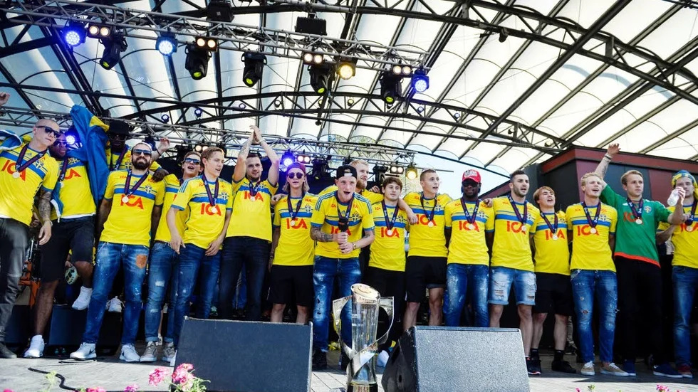 Jubel. Spelarna i det svenska U21-landslaget firar på scenen i Kungsträdgården.