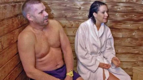 HETA UPPLEVELSER. Nordpoolen satsar på nytt annorlunda bastukoncept i relaxavdelningen. Bodens turistchef Jalle Svanberg och Elin Landström provade nya Uppplevelsebastun. Foto: Håkan Zerpe