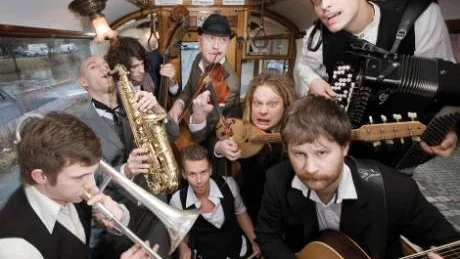 SPELEMÄN PÅ TUR(NÉ). Åttamanna-bandet Räfven spelar i dag i både Piteå och Luleå. Kuriren har pratat med Jonas Lundberg, längst ned till höger med gitarren.Foto: Lotta Andersson